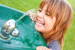 Kako izbrati varno vodo za dojenčke