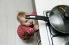 Kako naučiti otroka kuhati