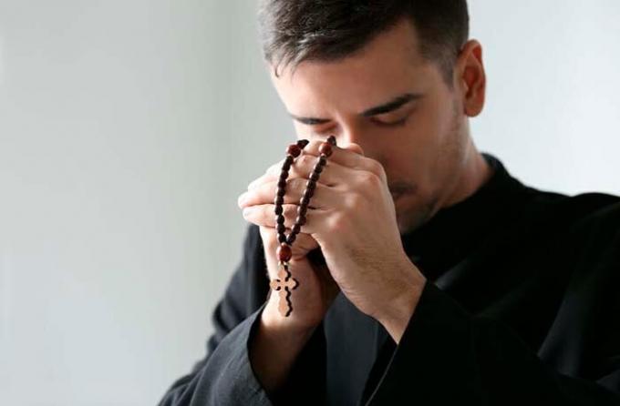 Samo čista vera in močna molitev more premagati zlo (vir foto: shutterstock.com)
