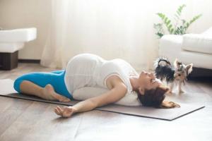 Kako razbremeniti napetost v spodnjem delu hrbta med nosečnostjo: 5 vaj