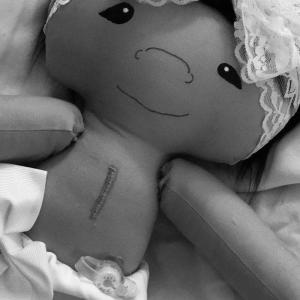 Lutke zdravljenje: ženska predstavlja lutka za podporo otrokom s posebnimi potrebami