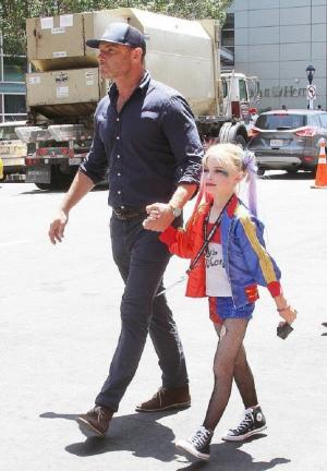Ne kot vsi ostali: sin hollywoodske igralke Naomi Watts hodi v oblekah