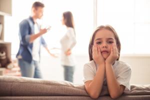 Mama, oče in ločitev: 7 korakov za pomoč vašemu otroku pri soočanju z ločitvijo staršev