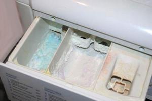 Kako čiste pladnje pralni stroj iz vodnega kamna