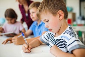 Kako popraviti slabo pisavo pri otroku: nasveti za starše