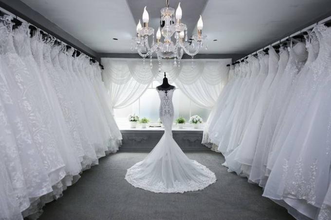 Modne poročne obleke spomladi in poleti leta 2019: glavne nianse