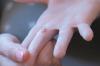 Stisnjeno otrok prst vrata: kaj storiti in kako pomagati otroku