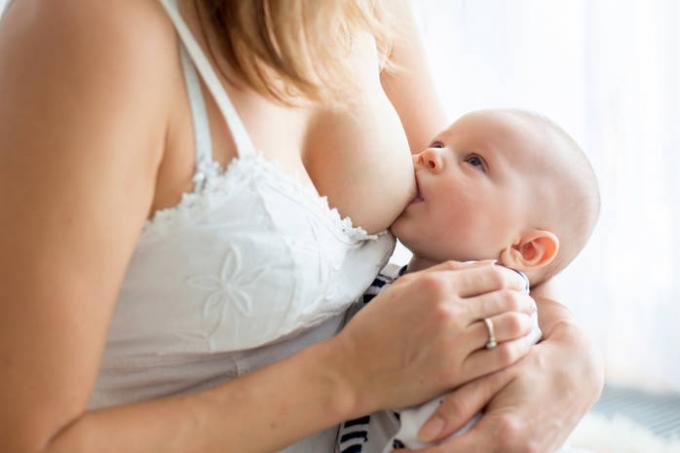 Pušča mleko od matere med dojenjem: 5 rešitve problema