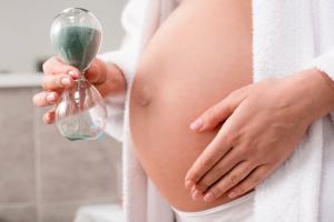 Porod po štiridesetih: kaj morate vedeti o pozni nosečnosti in kako se nanjo pripraviti