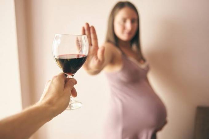 Varen odmerek alkohola med nosečnostjo ni: znanstveniki o možganih ploda