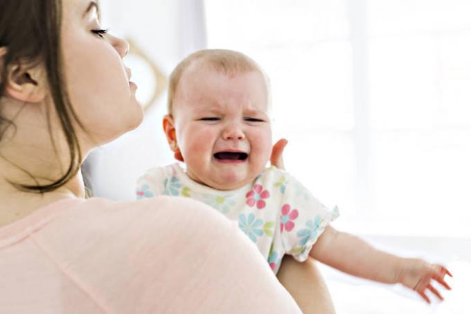 Zakaj dojenček joka za ure na koncu vsak večer?