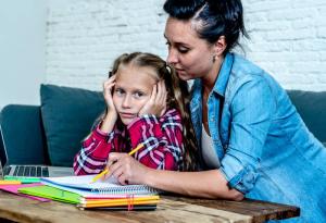 Potrpežljivost, le potrpežljivost: kako naučiti vašega otroka, da delajo domače naloge sami