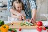 Mali pomočnik: kako otroka naučiti neprevidnega zvijanja s kuhinjskim nožem