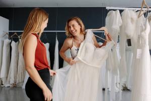 5 načinov za varčevanje na poročni obleki