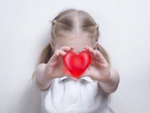Hrup v srcu otroka: kako nevaren je in kaj storiti starše