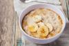 Kaj skuhati za zajtrk za otroka: koruzna kaša z bananinim prelivom (recept)