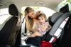 Vozniki soočajo povečanje globe za nepravilno prevoz otrok v avtu