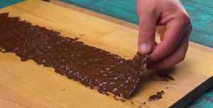 Kako kuhati čokoladno torto z dekoracijo pupyrchatoy filma