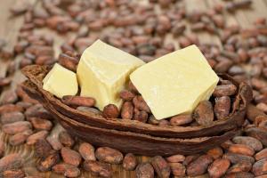 Kako se znebiti gub z kakavovo maslo