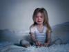 Nočni strahovi pri otrocih: ali so nevarni in kako otroku pomagati