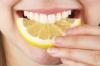 6 preprostih korakov za odstranitev zobnega kamna in beljenje zob