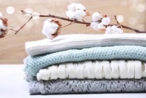 Puhovke, puloverji in nogavice: kako pravilno skrbeti za zimsko garderobo