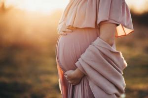 7 trikov za skrivanje nosečnosti v slogu