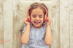 Je poslušanje glasbe s slušalkami škodljivo?