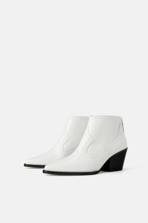 Cool škornji v kavbojski stil z učinkom krokodil kože je mogoče kupiti na Zara, ceno 7999 rubljev. Lahko jih nosite z obleke, modne hlače z leopard print