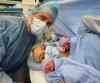 36-letna hči Chrisa de Burgha je po 14 splavih rodila dvojčka